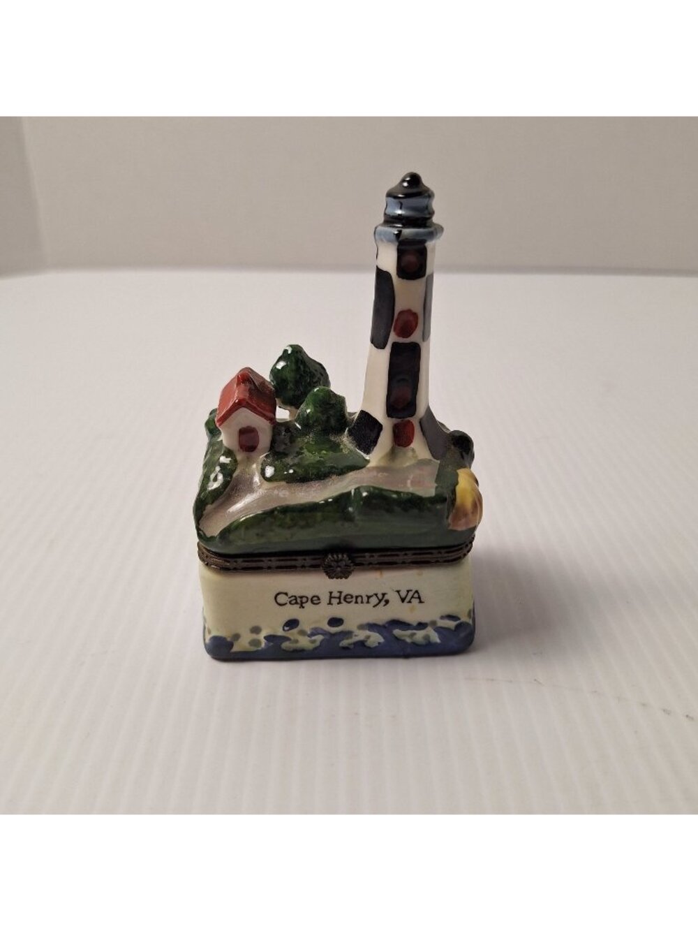 VINTAGE CAPE HENRY, VA LIGHTHOUSE COLLECTION CERAMIC HINGED TRINKET BOX SOUVENIR